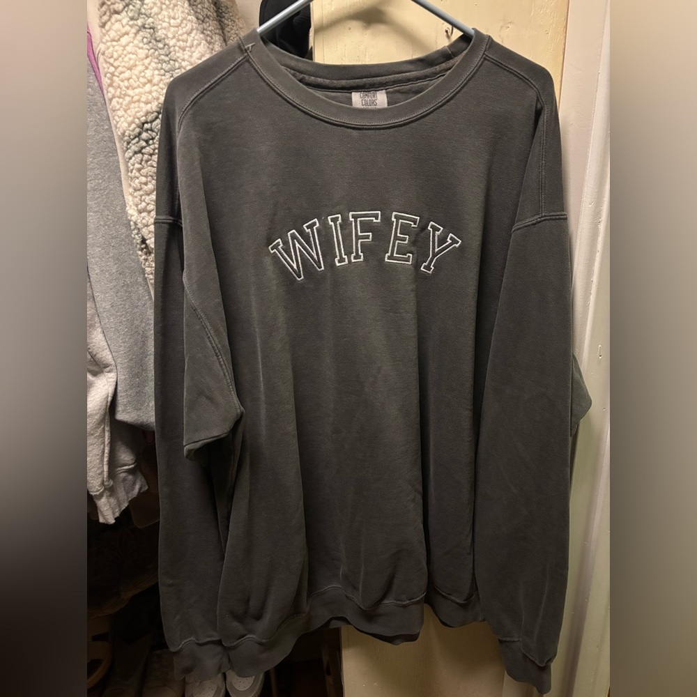 Comfort Colors Sweatshirt “Wifey”